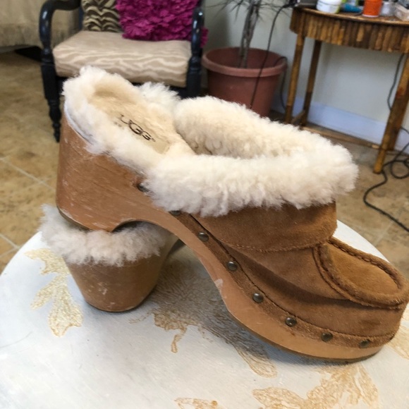 Shoes - Ugg clogs